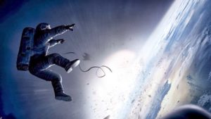 Uomo con tuta spaziale