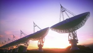Un array di antenne rivolte verso il cielo