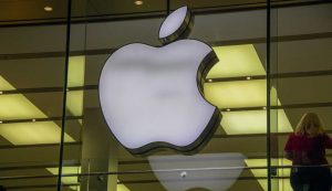 Il logo di Apple come insegna di un Apple Store europeo
