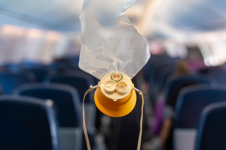 Maschera d'ossigeno in un aereo (Depositphotos)