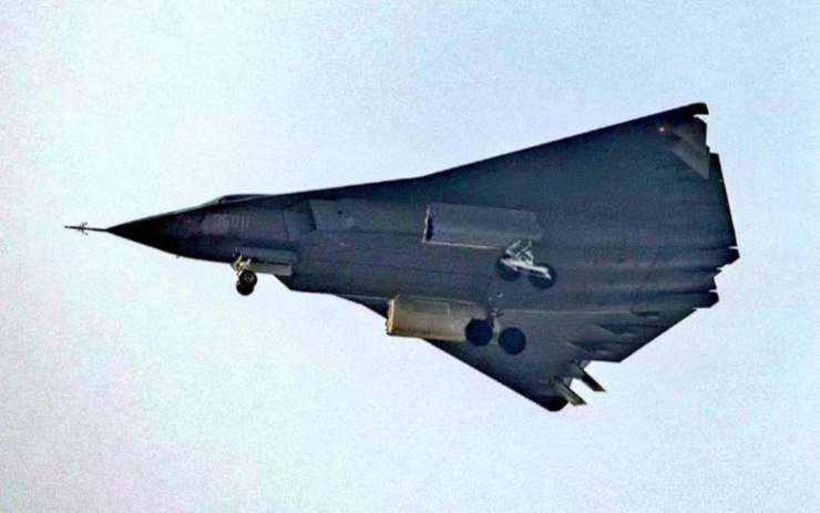jet Stealth cinese di sesta generazione J-36 (Armed Forces Update profilo X)