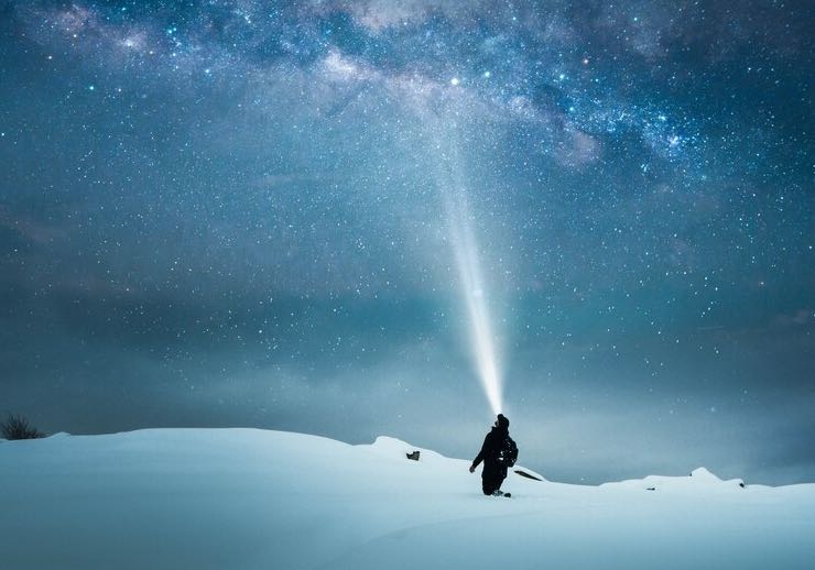 Uomo che si orienta con le stelle