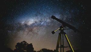Illustrazione di un telescopio (Pexels foto) - www.marinecue.it