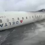 L'aereo capovolto (WFAA - youtube screenshot)