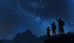 Persone osservano il cielo