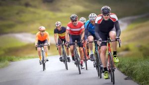 Ciclisti su strada