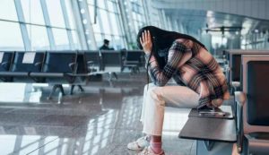 Donna disperata in aeroporto (Depositphotos foto)