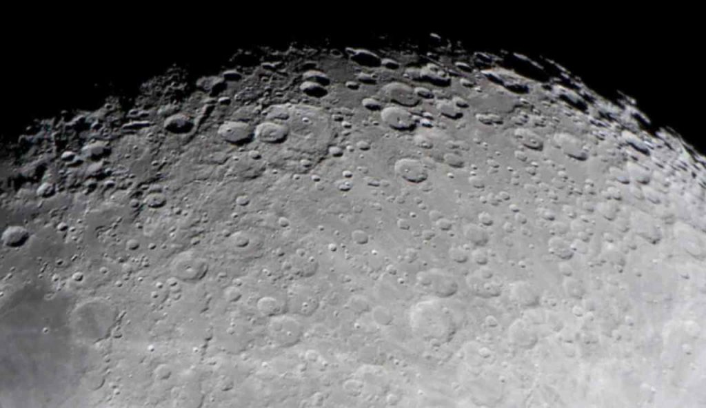 Illustrazione della superficie lunare (Depositphotos foto) - www.aerospacecue.it