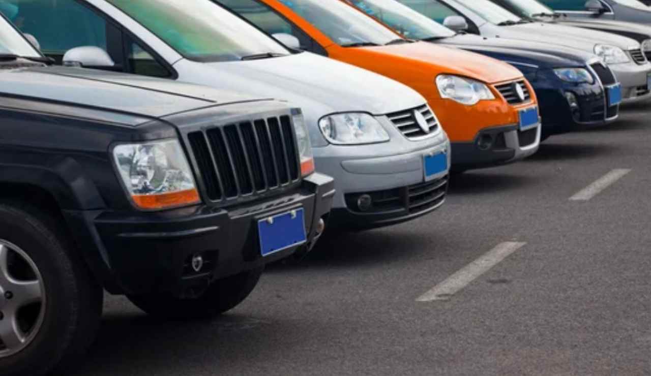 Auto parcheggiate (Depositphotos foto) - www.aerospacecue.it
