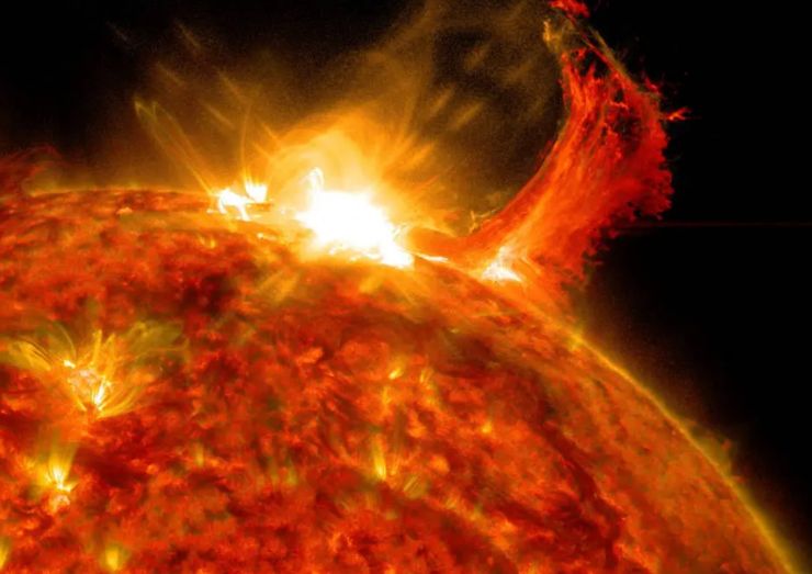 Brillamento solare (NASA foto) - www.aerospacecue.it