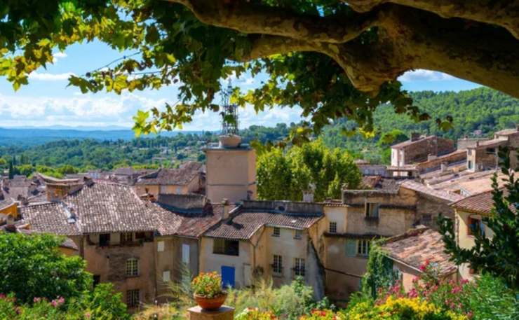 Cotignac in Provenza (Depositphotos foto) - www.aerospacecue.it
