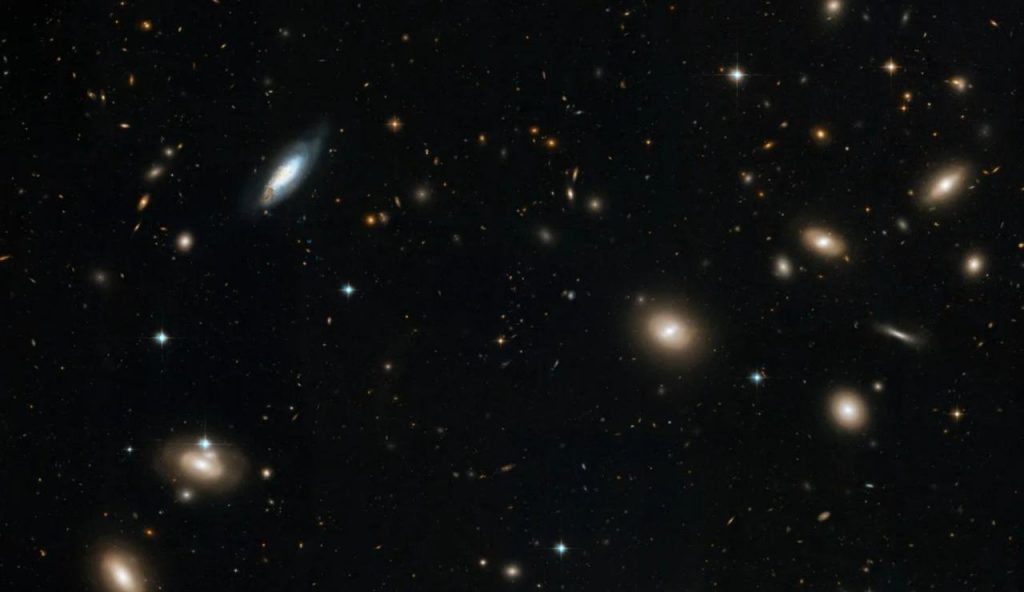Galassie lontane tra loro (NASA foto) - www.aerospacecue.it
