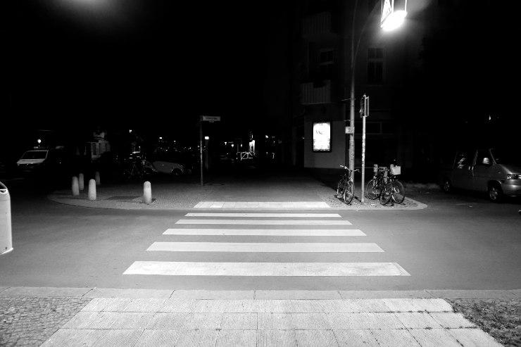 Illustrazione di strisce pedonali illuminate (pexels FOTO) - aerospacecue.it