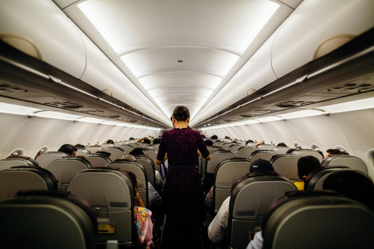 Persona in piedi in aereo