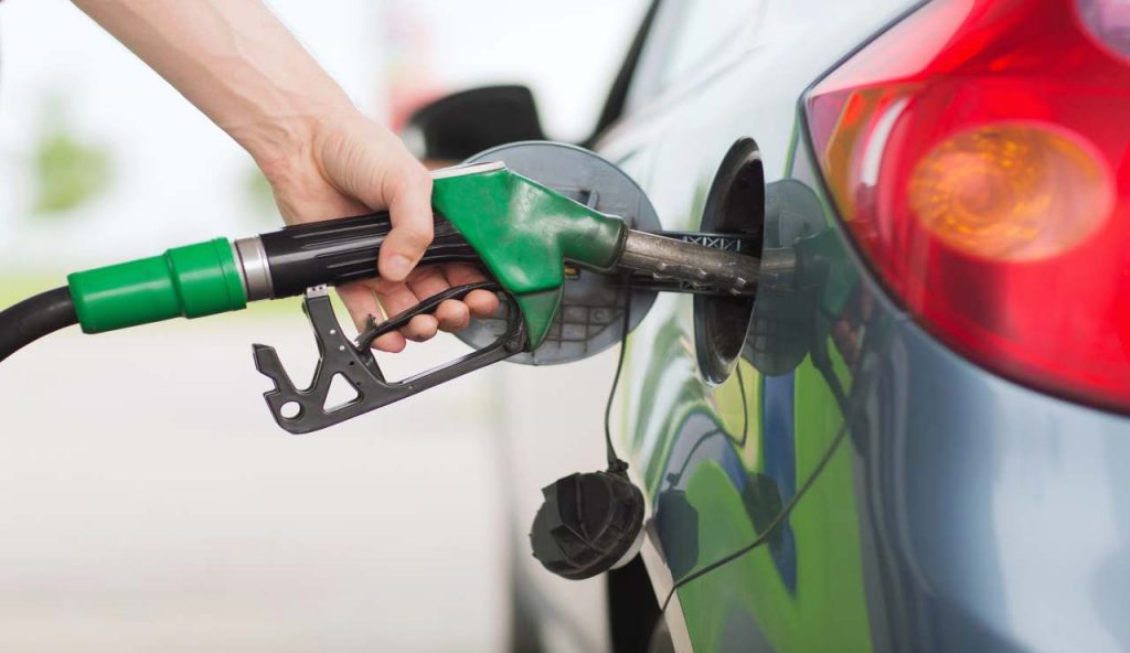 Auto, non fare il pieno quando ti capita | Hanno scoperto il giorno che ti fa risparmiare il più possibile
