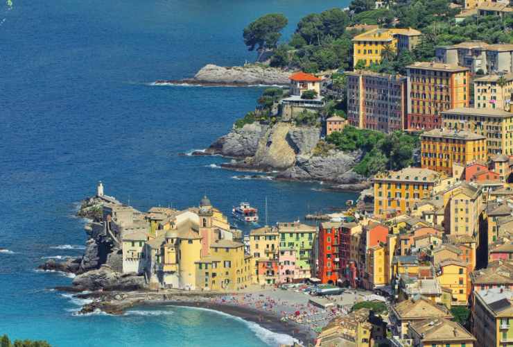 Illustrazione di Camogli (Canva FOTO) - aerospacecue.it