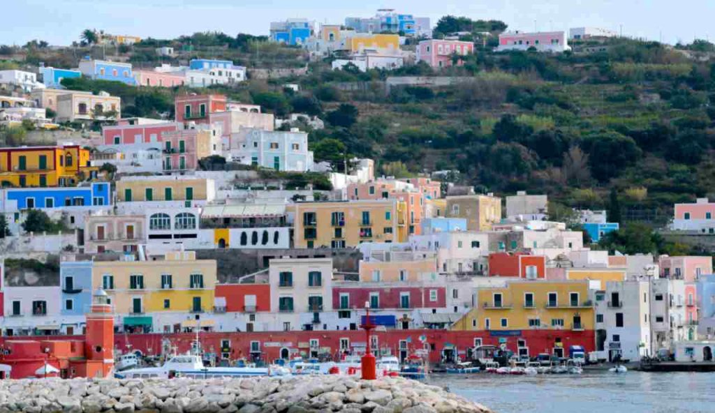 Illustrazione di Ponza (Canva FOTO) - aerospacecue.it