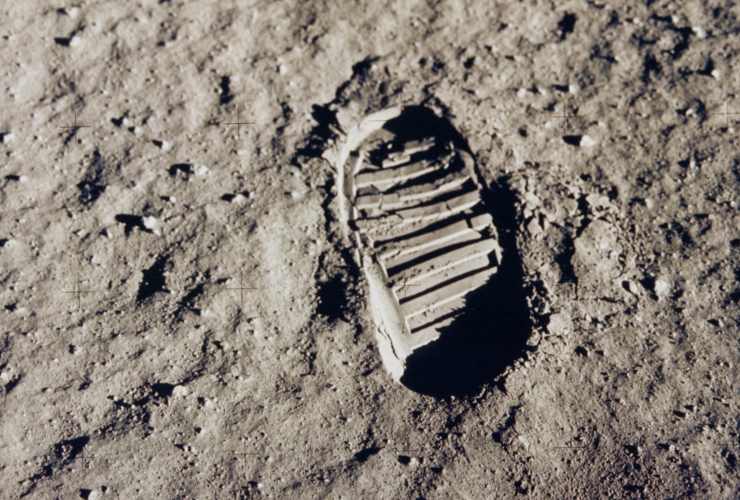 Illustrazione di un'impronta sulla Luna (Canva FOTO) - aerospacecue.it