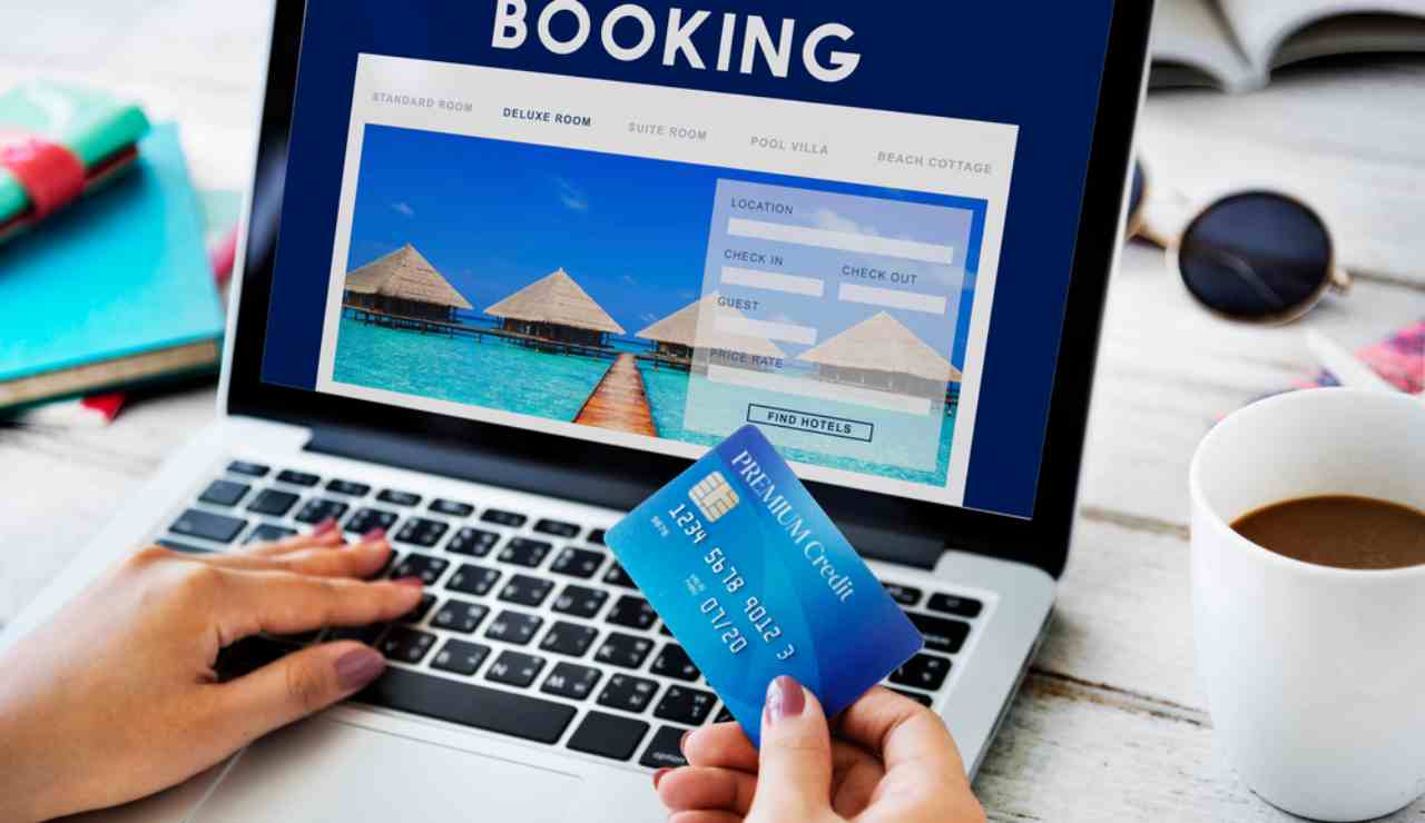 Prenotazione su Booking (Depositphotos foto) - www.aerospacecue.it
