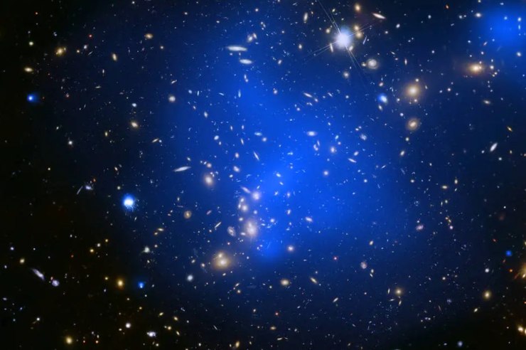 Abell 2744 (NASA foto) - www.aerospacecue.it