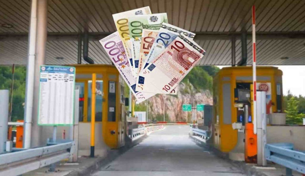 Casello autostradale e soldi (Depositphotos foto) - www.aerospacecue.it