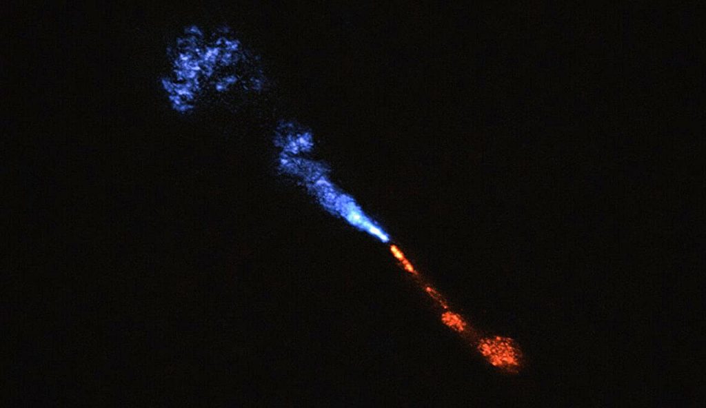 Illustrazione dei getti di monossido di silicio che si allontanano dalla piccola stella HOPS-315 (ALMA(ESO/NAOJ/NRAO)/M. McClure et al. via AP FOTO) - aerospacecue.it