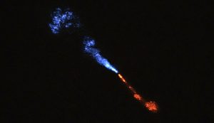 Illustrazione dei getti di monossido di silicio che si allontanano dalla piccola stella HOPS-315 (ALMA(ESO/NAOJ/NRAO)/M. McClure et al. via AP FOTO) - aerospacecue.it