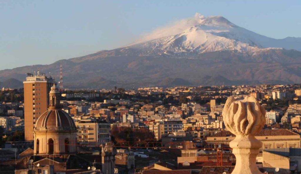 Illustrazione dell'Etna (Canva FOTO) - aerospacecue.it
