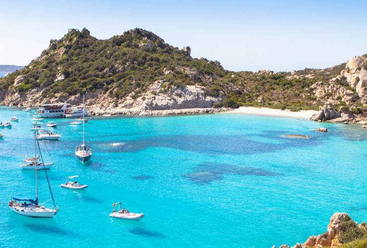 Illustrazione di Cala Corsara (Canva FOTO) - aerospacecue.it