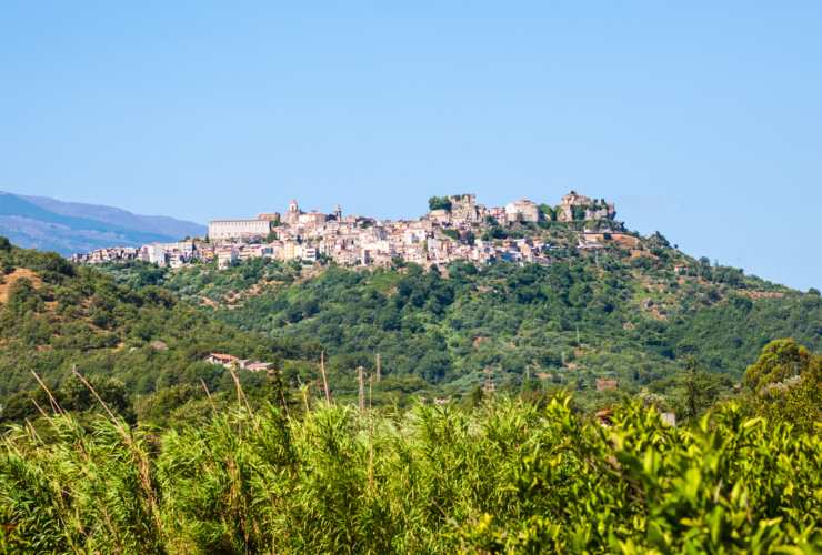 Illustrazione di Castiglione di Sicilia (Canva FOTO) - aerospacecue.it