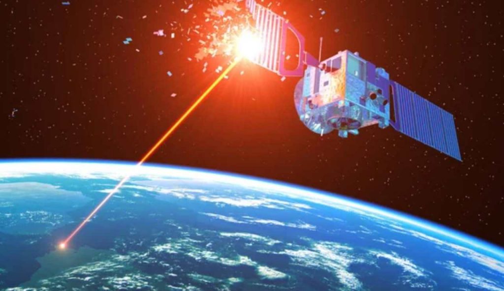 Illustrazione di un laser che colpisce un satellite (Depositphotos foto) - www.aerospacecue.it