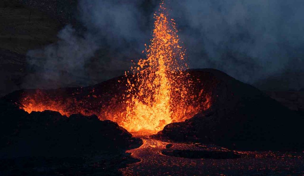 Vulcano in eruzione (Pixabay foto) - www.aerospacecue.it