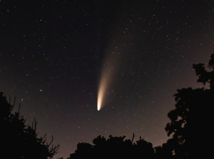 Illustrazione di una cometa di notte (canva FOTO) - aerospacecue.it
