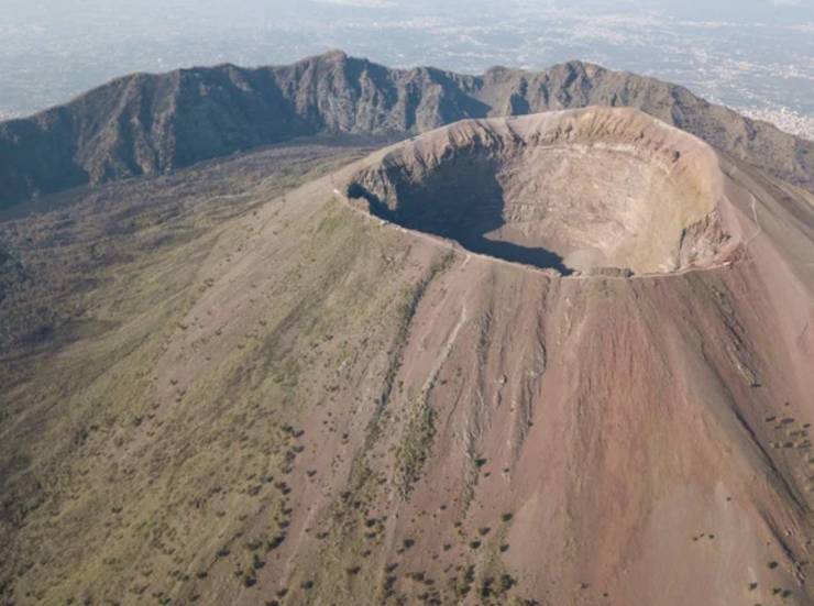 Il Vesuvio dall'alto (Depositphotos foto) - www.aerospacecue.it
