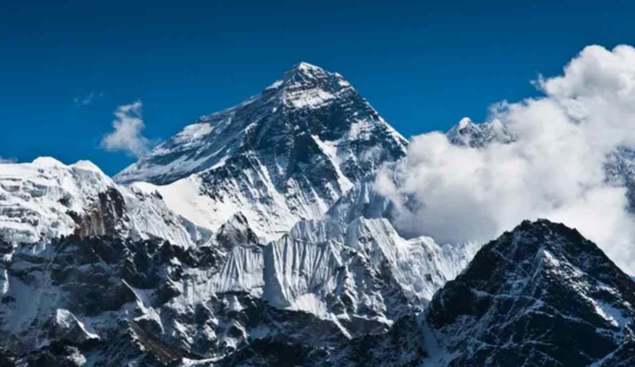L'immenso Everest (Depositphotos foto) - www.aerospacecue.it