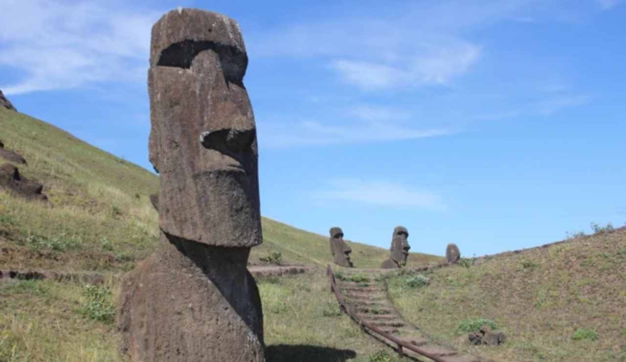 Moai dell'Isola di Pasqua (Depositphotos foto) - www.aerospacecue.it