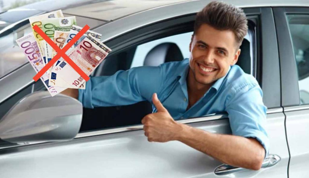 Uomo felice in auto (Depositphotos foto) - www.aerospacecue.it