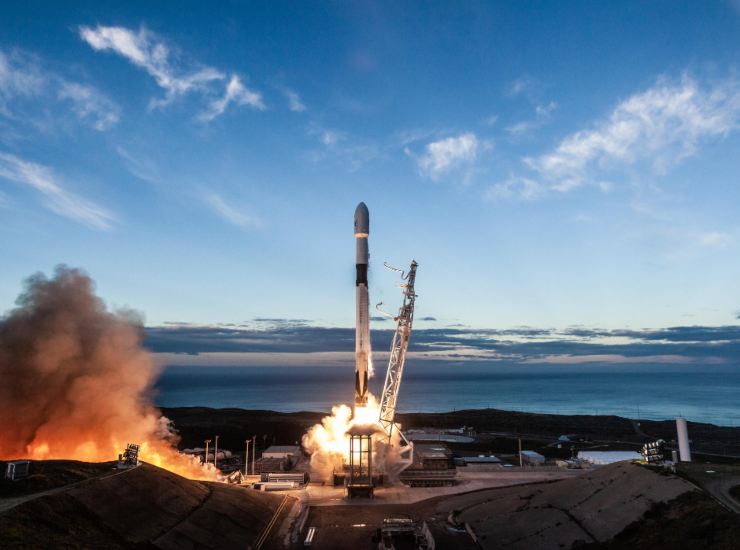 Illustrazione del razzo della SpaceX (Canva FOTO) - aerospacecue.it