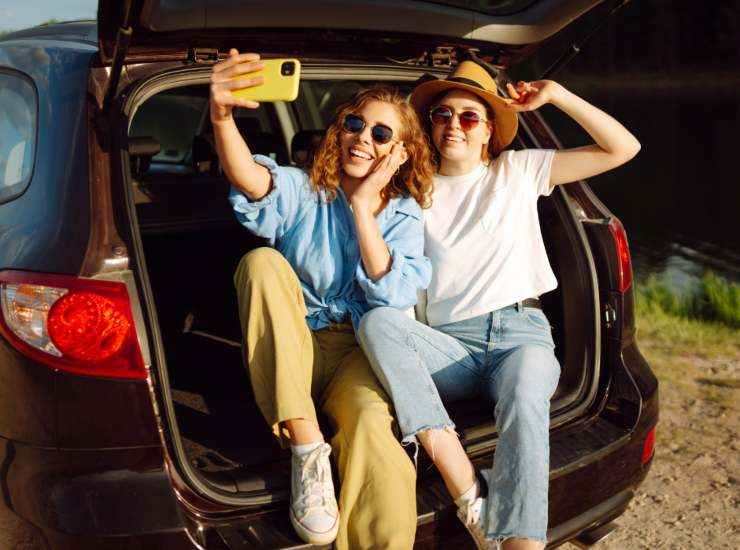 Illustrazione di due ragazze in viaggio (canva FOTO) - aerospacecue.it