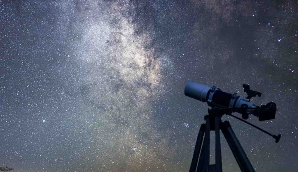 Illustrazione di un telescopio (Canva foto)-aerospacecue.it