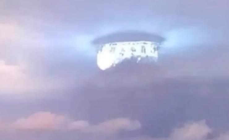 La foto dell'UFO (ingenuahumanidad - telegram foto) - www.aerospacecue.it