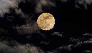 Luna in cielo (Depositphotos foto) - www.aerospacecue.it