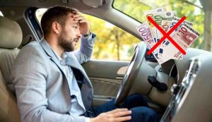 Soldi e uomo disperato (Depositphotos foto) - www.aerospacecue.it