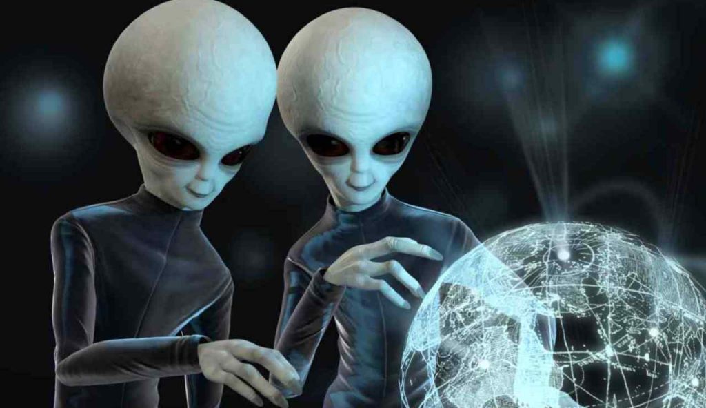 Rappresentazione di due alieni che osservano la Terra (Depositphotos foto) - www.aerospacecue.it