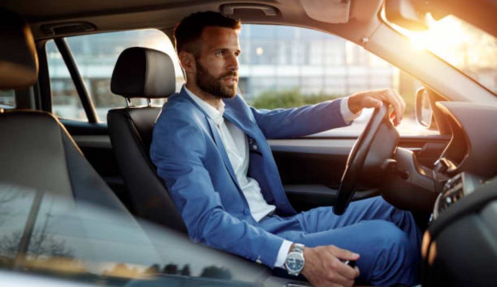 Uomo elegante in auto
