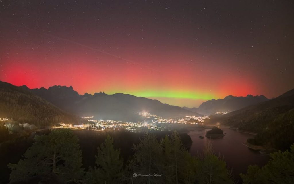 Aurora boreale sulle Dolomiti: il raro evento osservato in Italia e la sua spiegazione scientifica