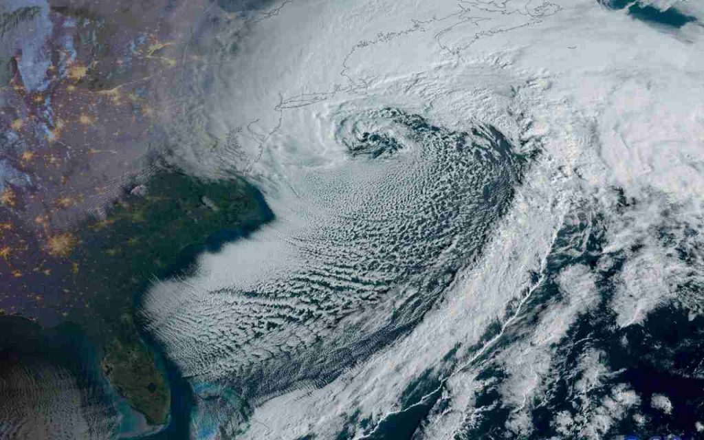 Tempesta invernale nel Nord-Est degli USA vista dallo spazio: neve intensa, venti forti e fulmini a New York
